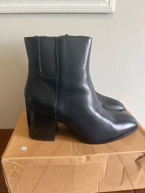 Vionic Vynn Black Leather Ankle heel Boots 9.5 wide